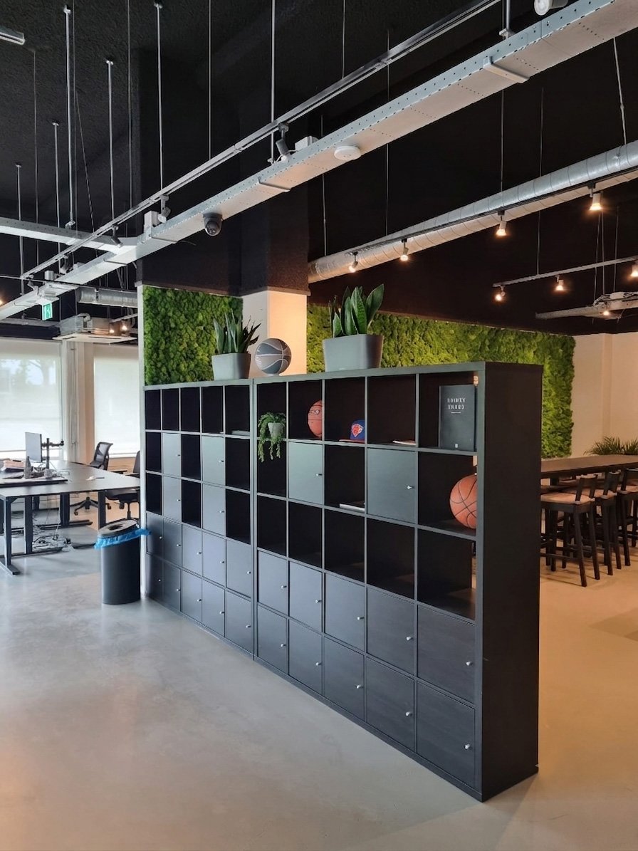 Kantoorindeling met open kast in Zaandam